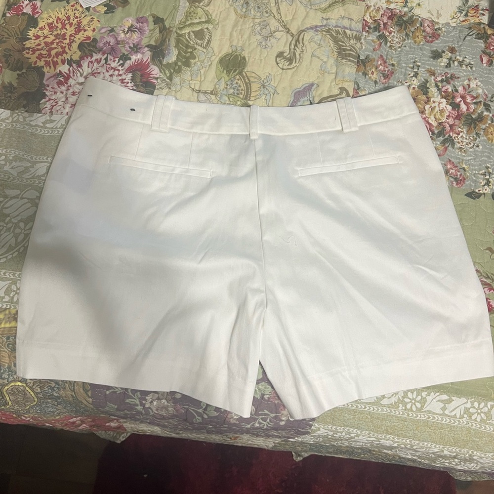 Ladies size 10 white shorts - Picture 3 of 3